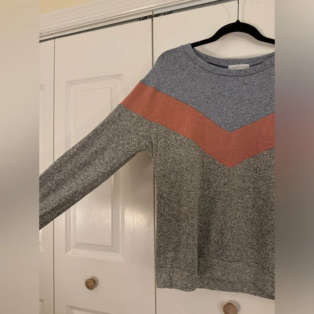 Cute light weight sweater - Picture 2 of 5